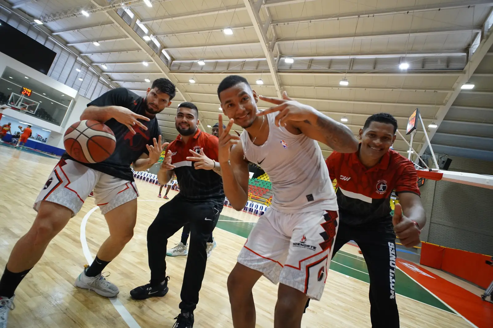 Jugadores y cuerpo técnico de Corsarios de Cartagena celebran en la cancha